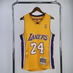 2008/09 Los Angeles Lakers Mitchell & Ness Retro V-Hals Kobe Bryant #24 Geel Heren Jersey 2008/09 Los Angeles Lakers Mitchell & Ness Retro V-Neck Kobe Bryant #24 Yellow Men’s Jersey