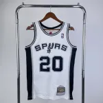 Maglia retrò bianca di Manu Ginobili (modello #20) dei San Antonio Spurs, collezione 2002/03, firmata Mitchell & Ness | Maglia da swingman NBA Maglia retrò bianca di Manu Ginobili (modello #20) dei San Antonio Spurs, collezione 2002/03, firmata Mitchell & Ness | Maglia da swingman NBA