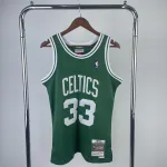 Camisola masculina verde «#33» retro do Larry Bird dos Boston Celtics de 1985/86 da Mitchell & Ness 1985/86 Boston Celtics Mitchell & Ness Retro Larry Bird #33 Green Men’s Jersey