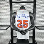Jersey Mikal Bridges #25 branco dos New York Knicks | Jersey Swingman da NBA