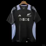 2024 Nuova Zelanda All Blacks Maglia nera con pannelli laterali azzurri e tre strisce Maglia New Zealand All Blacks 2024 nera con pannelli laterali azzurri e tre strisce.