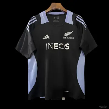 2024 New Zealand All Blacks Black with Light Blue Side Panels and Three Stripes Jersey (Maillot All Blacks de Nouvelle-Zélande noir avec panneaux latéraux bleu clair et trois bandes)