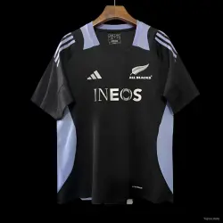 Camisola dos All Blacks da Nova Zelândia de 2024, preta com painéis laterais azul-claros e três riscas - foto do produto 24,99 dólares americanos - Camisola dos All Blacks da Nova Zelândia 2024, preta com painéis laterais azul-claro e três riscas