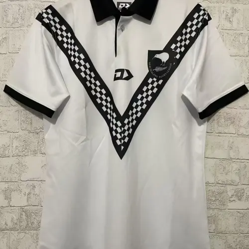 Jersey 2024 dos Kiwis da Nova Zelândia branco com padrão em V xadrez preto