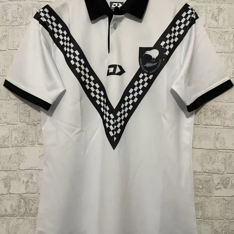 Jersey 2024 dos Kiwis da Nova Zelândia branco com padrão em V xadrez preto