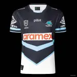 2026 Camisola interior dos Cronulla Sharks preta com Chevron azul celeste 2026 Cronulla Sharks Black with Sky Blue Chevron Home Jersey