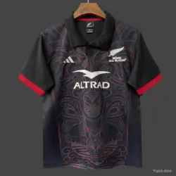 Maillot noir des Māori All Blacks 2026 avec sculpture tiki maorie - photo du produit 24,99 $ - Maillot 2026 des All Blacks maoris, noir avec sculpture tiki maorie