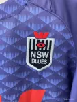 2026 Blues de Nova Gales do Sul Gradiente de azul real a azul celeste com padrão de diamante Jersey para mulher
