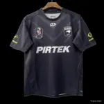 2026 New Zealand Kiwis Alternate Black with Tonal Chevron Pattern Jersey (Camisola alternativa dos Kiwis da Nova Zelândia em preto com padrão Chevron) Jersey 2026 dos Kiwis da Nova Zelândia em preto alternado com padrão Chevron tonal