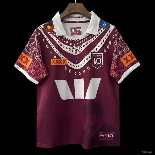 Maglia dei Queensland Maroons 2026, colore bordeaux con motivo culturale indigeno.