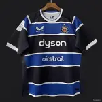 25/26 Maglia Bath Rugby blu con cerchi bianchi e neri Maglia Bath Rugby 25/26 blu con cerchi bianchi e neri.