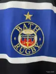 Maglia Bath Rugby 25/26 blu con cerchi bianchi e neri.