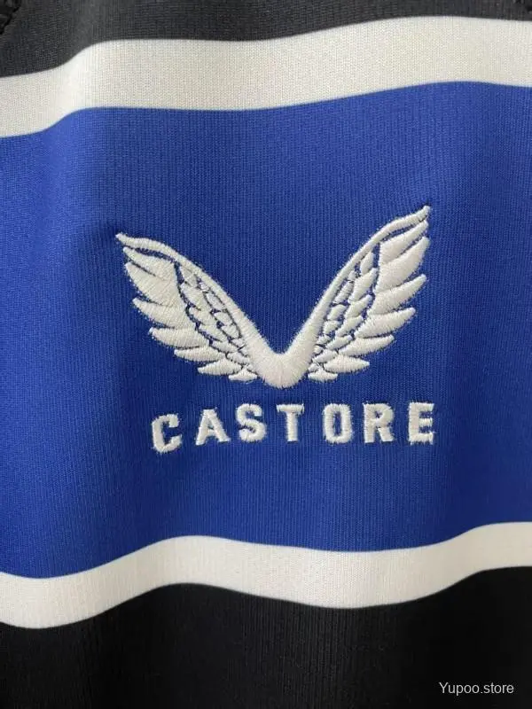 Maglia Bath Rugby 25/26 blu con cerchi bianchi e neri.