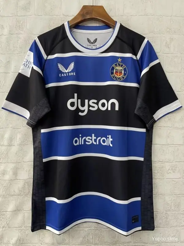Maglia Bath Rugby 25/26 blu con cerchi bianchi e neri.
