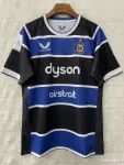 Maglia Bath Rugby 25/26 blu con cerchi bianchi e neri.