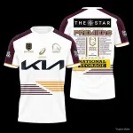Maglia da campione dei Brisbane Broncos 25/26, bianca con maniche bordeaux e strisce geometriche diagonali. Maglia Champion 25/26 Brisbane Broncos bianca con maniche maroon e strisce geometriche diagonali.