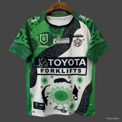 25/26 Canberra Raiders – Trikot in Grün mit indigenen Kunstmotiven – Produktfoto 24,99 US-Dollar – Trikot Nr. 25/26 der Canberra Raiders in Grün mit indigenen Kunstmotiven