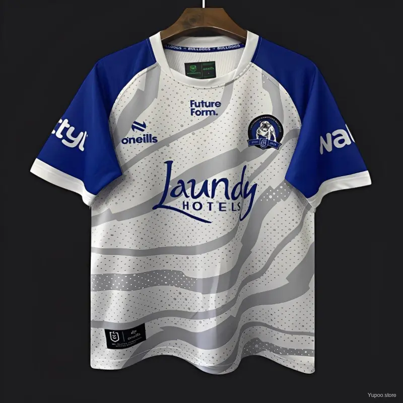 Camisa dos Canterbury Bankstown Bulldogs 25/26, cinzenta com mangas azuis e padrão ondulado