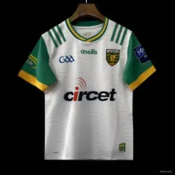 25/26 Donegal GAA-shirt in wit met groene en gouden randjes – productfoto US$ 24,99 - 25/26 Donegal GAA-shirt, wit met groene en gouden randjes