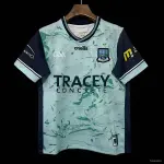 25/26 Fermanagh GAA uitshirt in mintgroen met marineblauwe accenten 25/26 Fermanagh GAA Mint Green with Navy Trim Away Jersey
