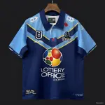 Maillot des Gold Coast Titans 25/26 : bleu marine avec des chevrons bleu ciel et dorés 25/26 Gold Coast Titans Navy Blue with Sky Blue and Gold Chevrons Jersey