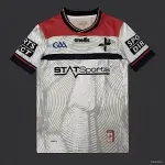 25/26 Maglia da bambino Kildare GAA bianca con spalle rosse e motivo circolare 25/26 Kids Kildare GAA White with Red Shoulders and Circular Pattern Jersey