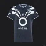 25/26 Camisola infantil dos New Zealand Warriors azul-marinho com riscas diagonais brancas 25/26 Camisola dos Guerreiros da Nova Zelândia para crianças, azul-marinho com riscas diagonais brancas