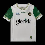 25/26 Kids Offaly GAA Branco com guarnição verde e dourada Away Jersey 25/26 Camisola de fora Offaly GAA para crianças, branca com rebordo verde e dourado