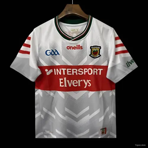 GAA-Trikot in Weiß mit roten Verzierungen, 25/26. Mai