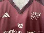 Camisa Munster Borgonha 25/26 com padrão de nós celtas