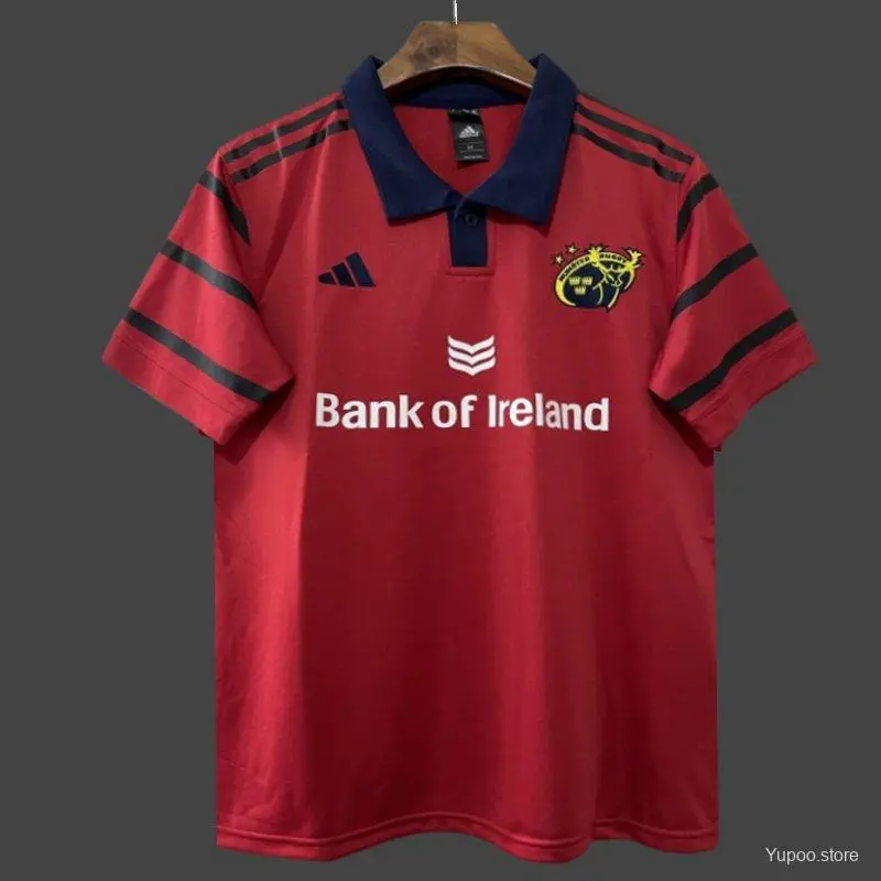 Maglia del Munster Rugby 25/26, rossa con strisce blu navy e grigie
