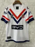 25/26 Camisola branca dos Sydney Roosters com Chevron vermelho e azul-marinho 25/26 Sydney Roosters White with Navy and Red Chevron Jersey