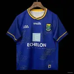 Camisa azul com detalhes dourados do Wicklow GAA (25/26) Camisola 25/26 da Wicklow GAA, azul com detalhes dourados