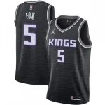 Camisa Swingman De'Aaron Fox dos Sacramento Kings com o logótipo da Jordan Brand, época 2020/21 – Edição Statement – Preta Camisa Swingman De’Aaron Fox dos Sacramento Kings com o logótipo da Jordan Brand, época 2020/21 – Edição Statement – Preta