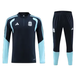Argentinien 1/4 Zip Herren-Trainingsanzug 2026 World Cup Navy, Vorderansicht, Teamwappen.