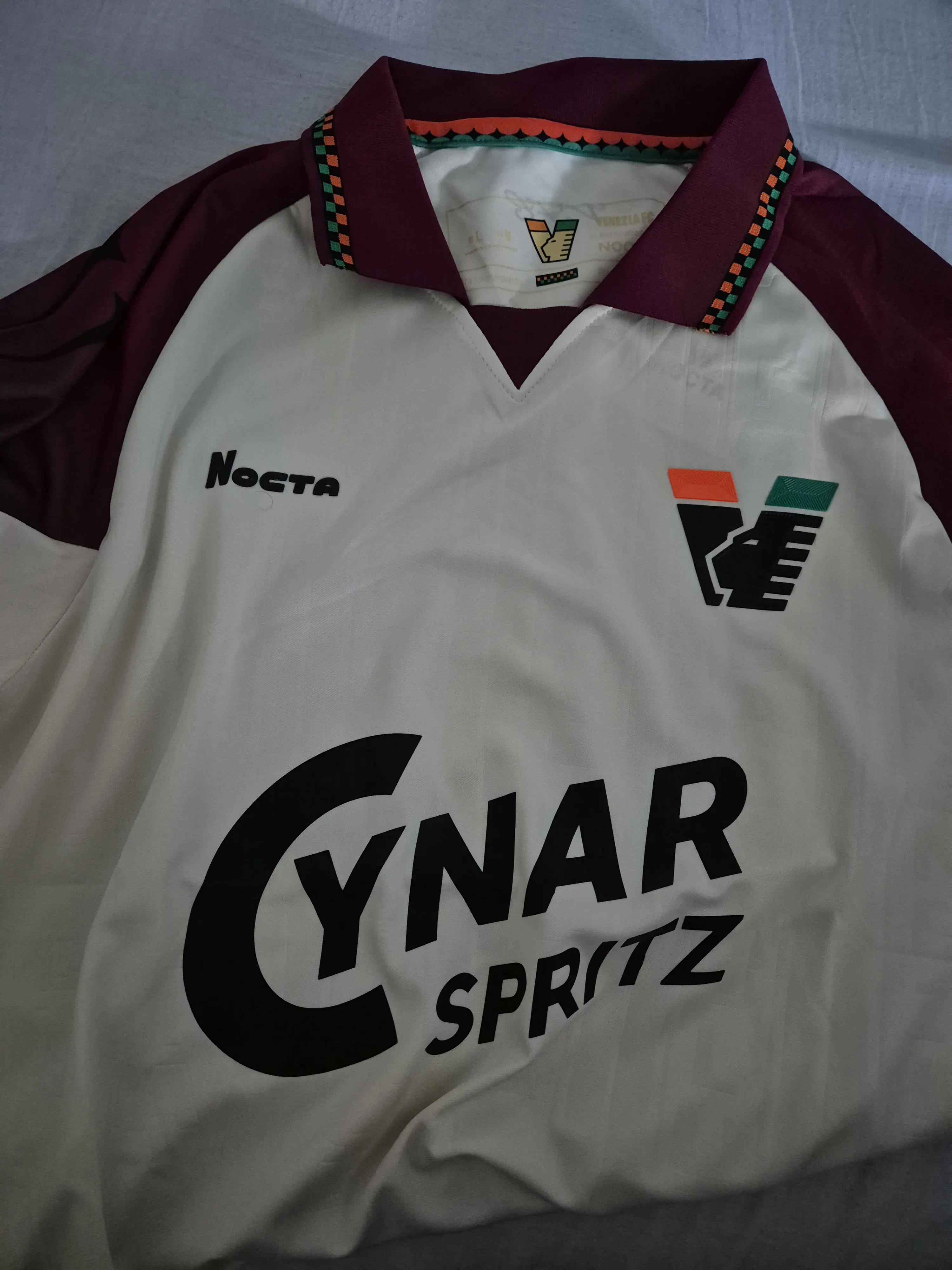 Clique para ver o ecrã inteiro Venezia FC Away Soccer Jersey 2025/26 photo review