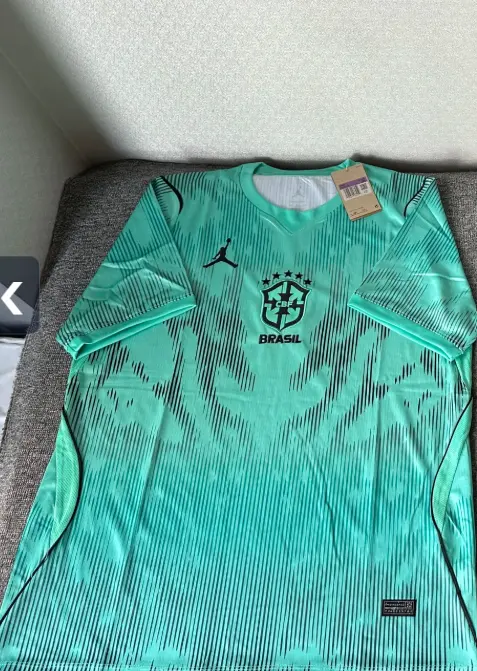 Clique para ver o ecrã inteiro Brazil Goalkeeper Jersey 2026 World Cup Green photo review