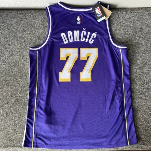 Recensione fotografica della maglia da uomo 2026/27 dei Los Angeles Lakers, edizione Jordan, Luka Doncic #77, codice #039