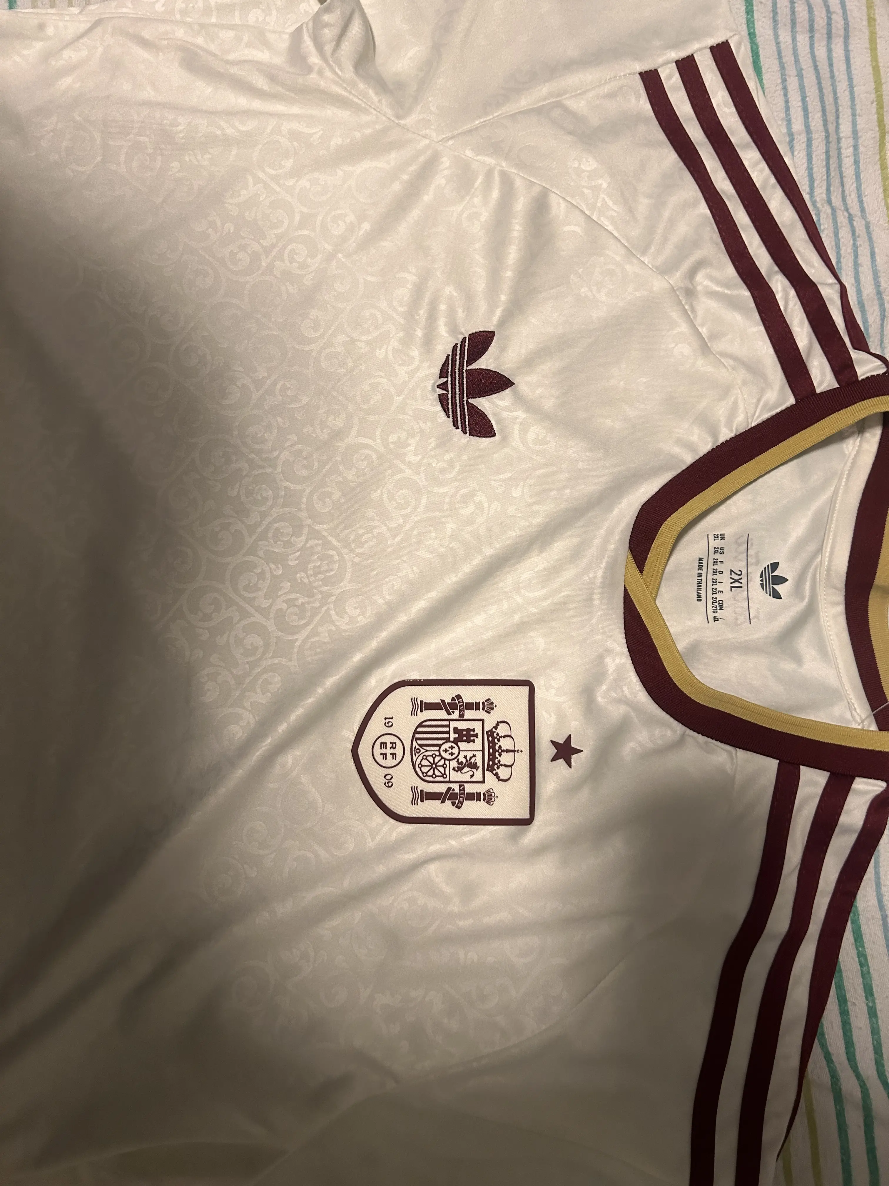 Cliquez pour afficher le plein écran Revue en images du maillot extérieur de l'Espagne pour la Coupe du monde 2026