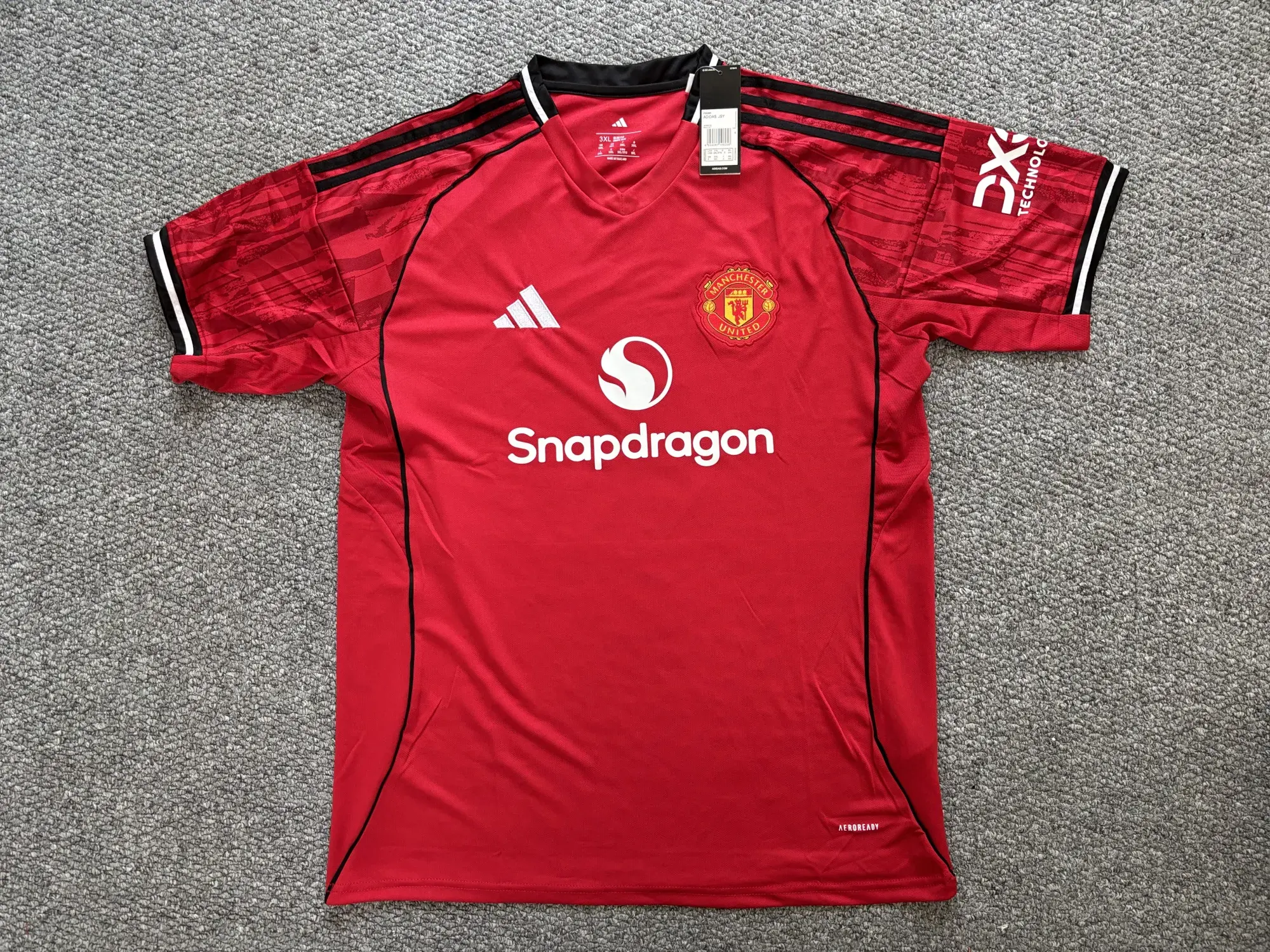Fare clic per visualizzare lo schermo intero B.FERNANDES #8 Manchester United Home Soccer Jersey 2025/26 photo review