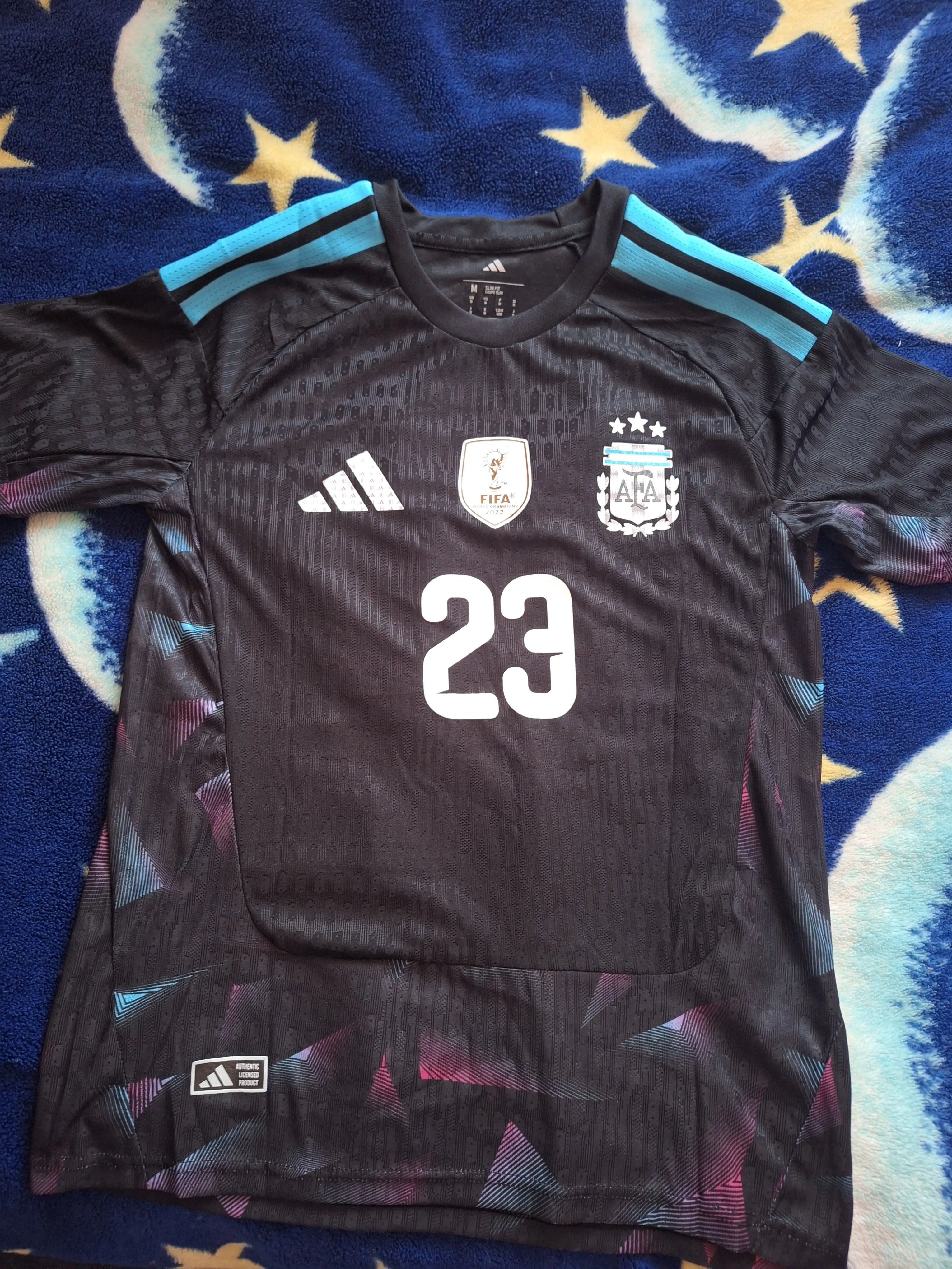 Reseña fotográfica de la camiseta de la selección argentina de porteros para el Mundial de 2026, versión de jugador