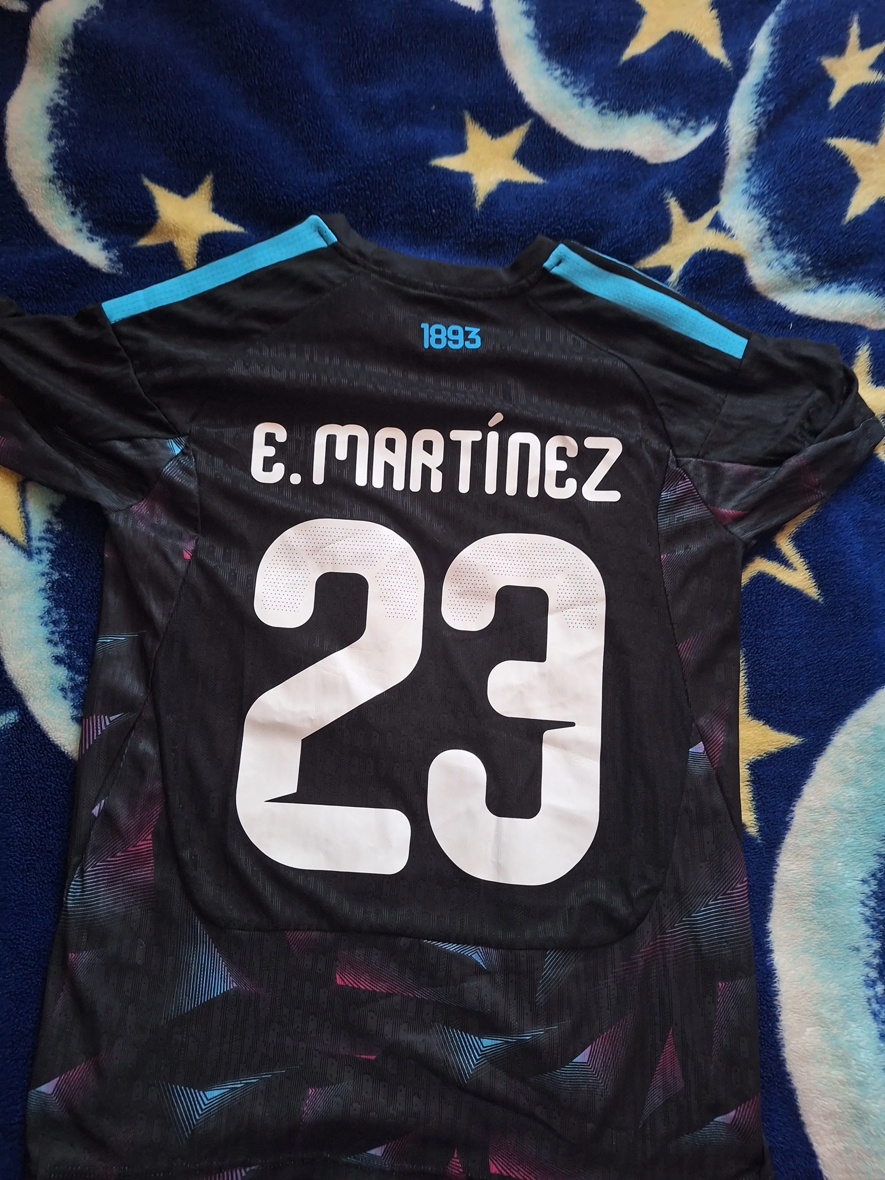 Reseña fotográfica de la camiseta de la selección argentina de porteros para el Mundial de 2026, versión de jugador