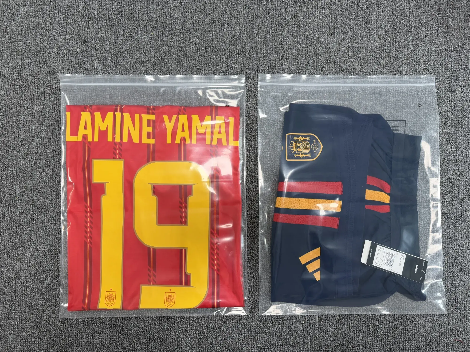 Fare clic per visualizzare lo schermo intero Maglia Spagna Home Coppa del Mondo 2026 foto recensione