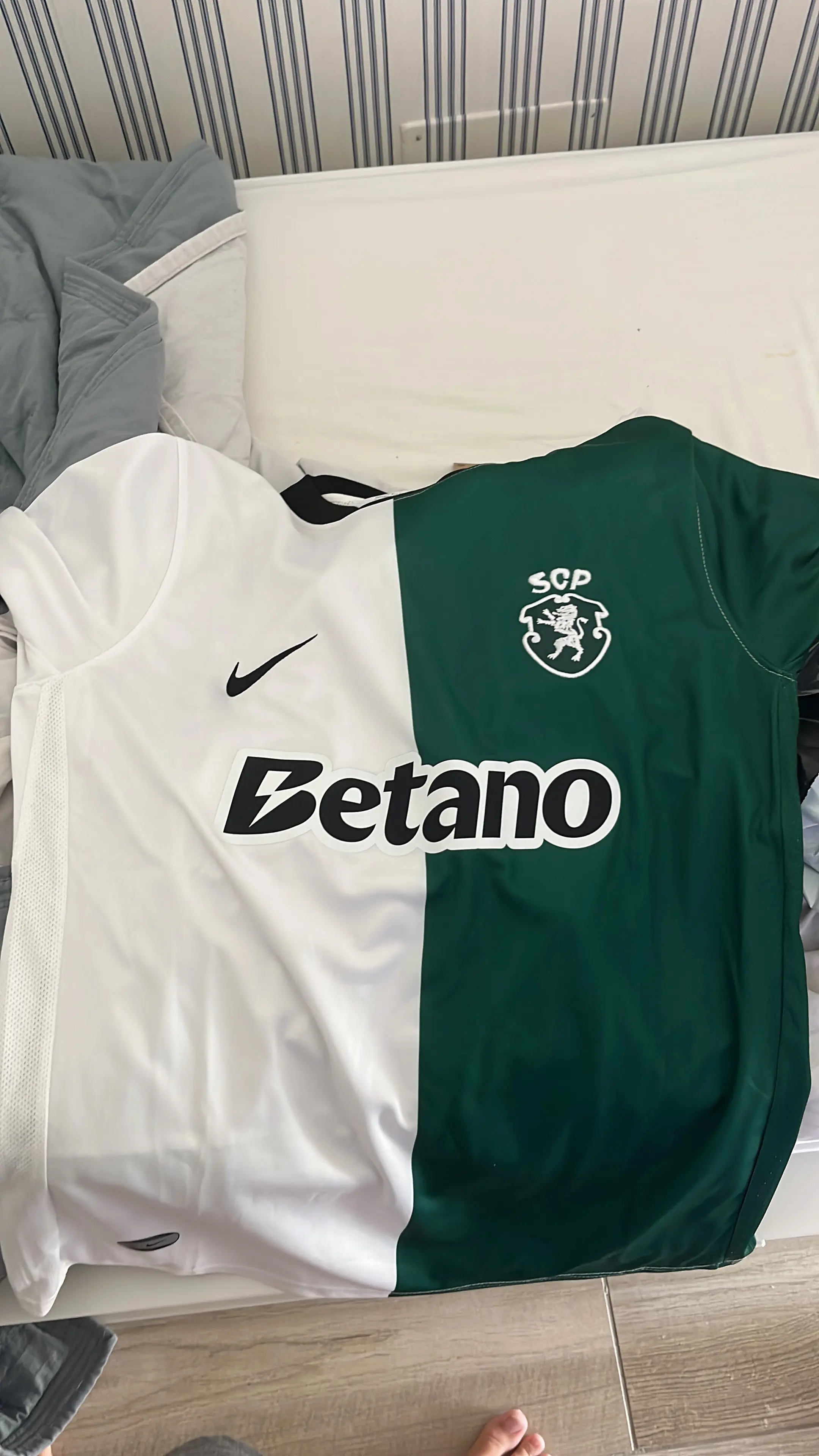 Fare clic per visualizzare lo schermo intero Sporting CP Alternative Jersey 2025/26 photo review