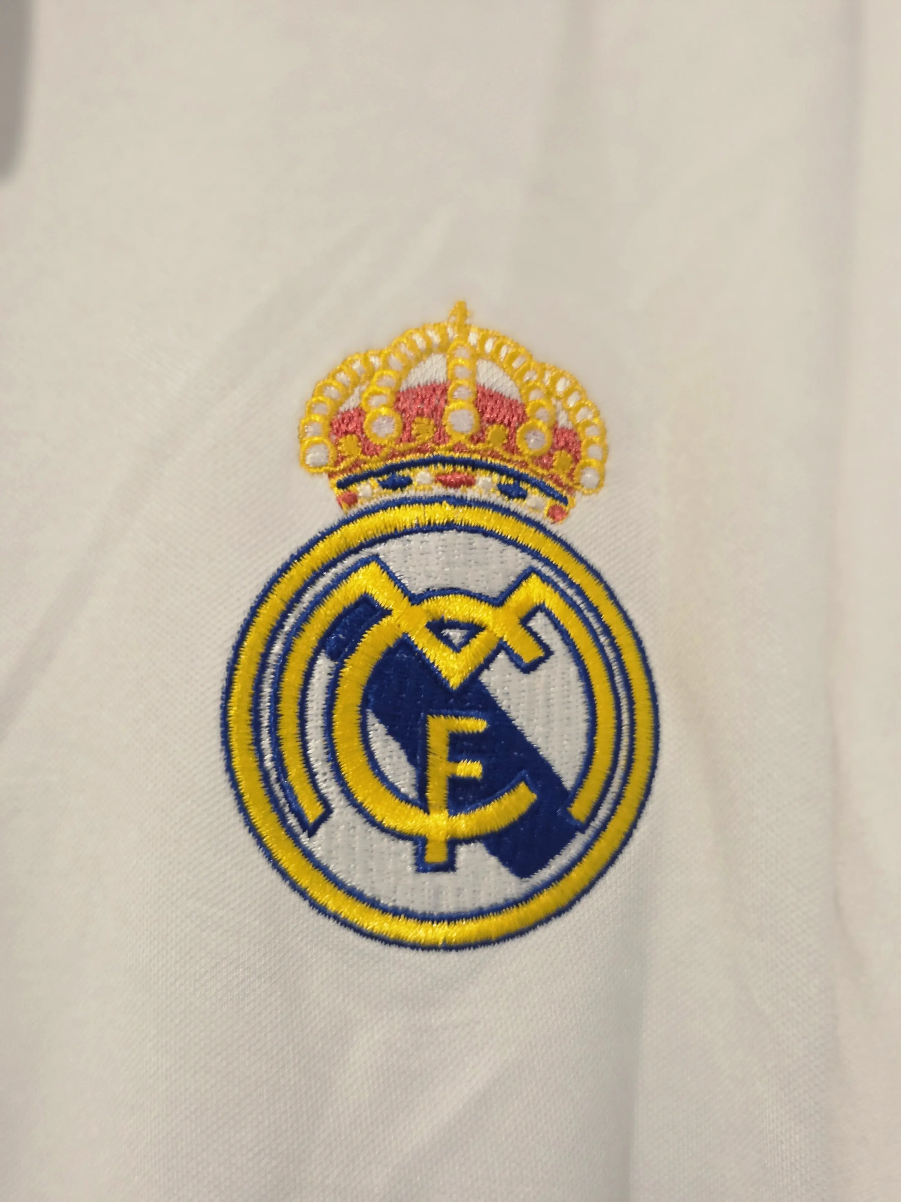 Click to view full screen 16/17 Real Madrid home retro jersey photo review