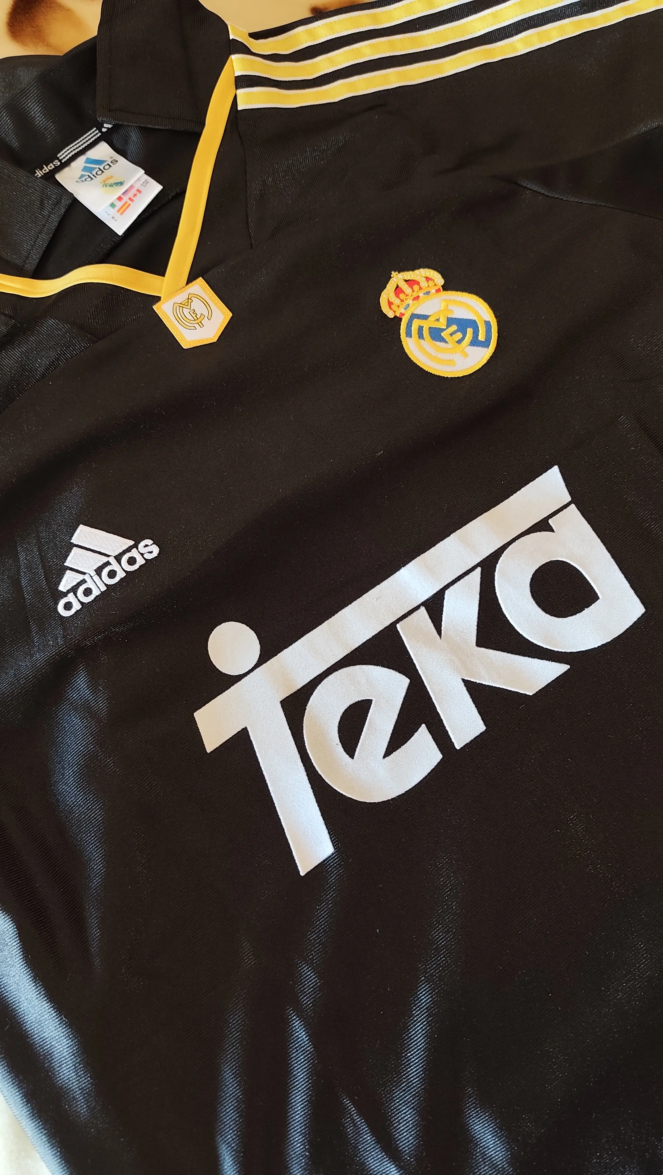 Retro Soccer Jersey Real Madrid Away 1999/01 photo review