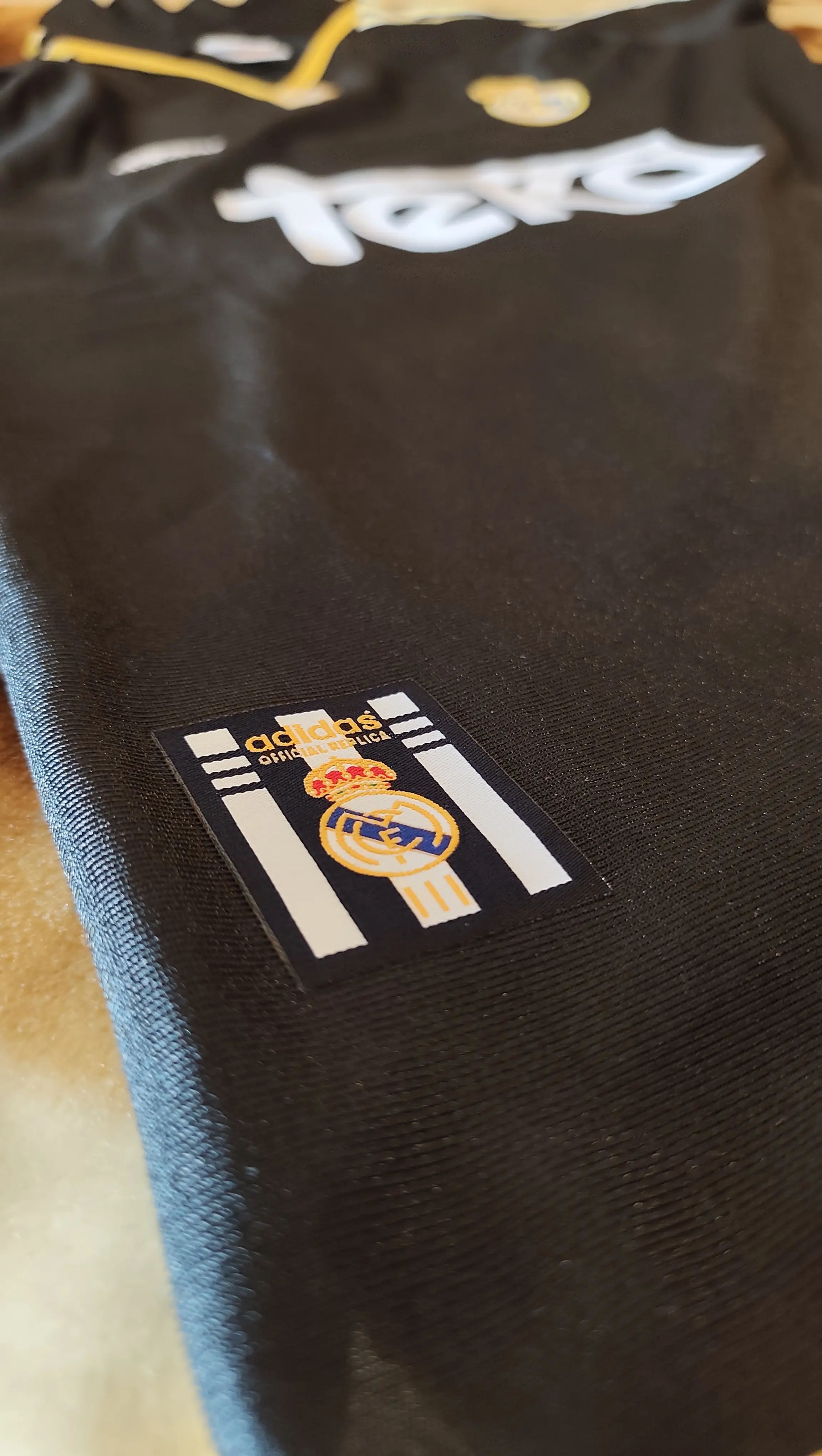 Retro Soccer Jersey Real Madrid Away 1999/01 photo review