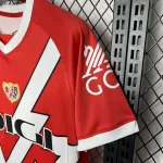 Camisola de futebol vermelha da casa do Rayo Vallecano 24/25