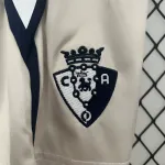 Equipamento infantil branco do Osasuna para jogos fora de casa 24/25
