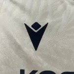 Equipamento infantil branco do Osasuna para jogos fora de casa 24/25